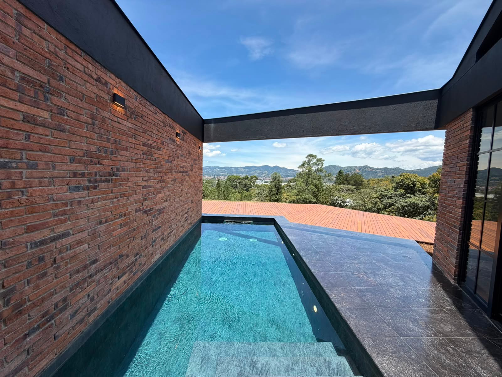 Piscina familiar con diseño de bienestar